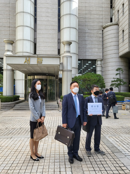 30일 오전 서울 서초구 서울고등법원에서 강신섭 법무법인 세종 대표변호사(가운데) 등 소송인단이 반소장을 제출하고 있다. 김나인 기자